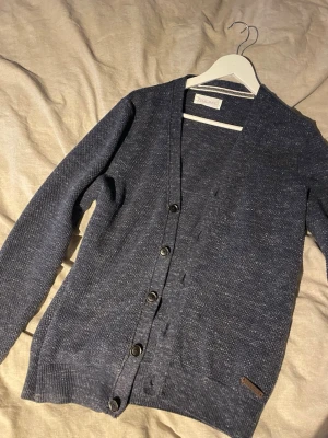 Mörkgrå kofta från Pier One - Tvär snygg kofta säljer då jag inte använder längre använd Max 4 gånger är i ny skick köpt på zalando.