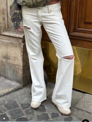 Bootcut loose Gina jeans - Jeans från Gina 14+, jeansen är lite loose i modellen💕 Skitsnygga nu till sommaren, jätteskönt material och knappt andvända! Storlek S, hör av er för egna bilder och mer info🙌🏻