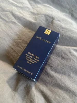 Estée Lauder Double Wear Foundation - Estée Lauder Double Wear Stay-in-Place Foundation med SPF 10 i färgen 3c2. Säljer denna då jag fick med prov hem och insåg att den var för mörk för mig men hann ej lämna tillbaka i tid. Är den vanliga flaskan på 30 ml och då helt oöppnad (larm sitter kvar se bild 3). Nypris runt 640kr.