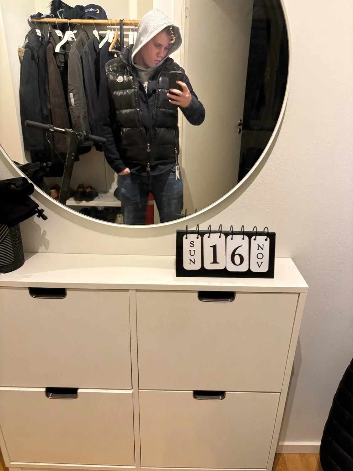 Svart dunväst från Moncler med huva - 6