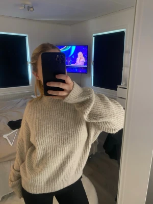 Beige ribbstickad oversized tröja - Mysig beige ribbstickad tröja med oversized passform och rund hals. Tröjan har långa ärmar och breda muddar😊