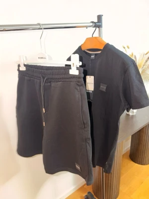 Svart t-shirt från BOSS i bomull - Säljer en svart t-shirt från BOSS med rund hals och diskret logga på bröstet. T-shirten har en klassisk passform och är tillverkad i mjuk bomull, perfekt som basplagg till sommaren.