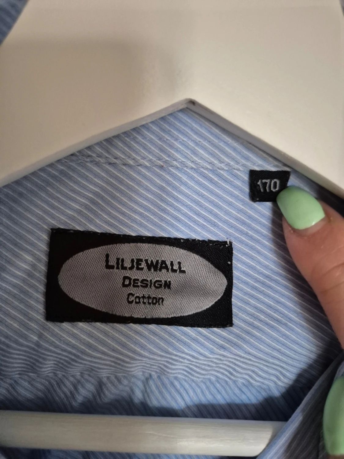 Ljusblå skjorta med diskret mönster - 6