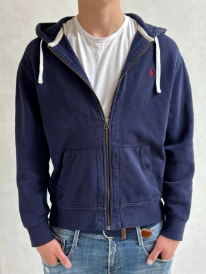 Mörkblå hoodie från Polo Ralph Lauren - Säljer nu denna zip hoodien från ralph lauren. Modellen på bilden är 184cm och väger 80kg. Bara att höra av sig vid minsta fundering! 
