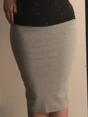 Grå tight kjol - Kjolen sitter figurnära och har en klassisk, rak passform som slutar under knät. Tunnt, skönt och stretchigt material med ett resårband i midjan, i storlek M. Har endast provat enstaka gånger inomhus så inga defekter eller tecken på användning. Kan självklart diskutera pris, hör av dig vid frågor!🩷