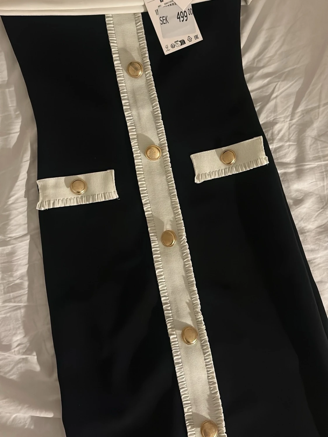 Svart och vit tubklänning med knappar - 1