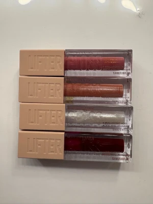 4st liftergloss - Säljer nu 4 st liftergloss som aldrig kommit till användning💕färgerna: 25 taffy, 001 pearl, 003 moon, 005 petal💕säljer ej separat då jag vill gärna få bort alla🫶orginalpris är ca 100kr st därför säljer jag alla fyra för 229kr💖