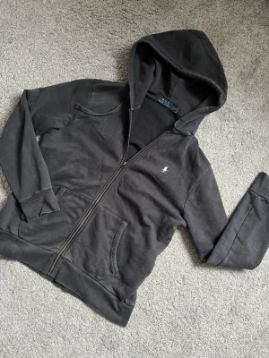 Svart hoodie från Polo Ralph Lauren - Tjena, säljer min feta Polo Ralph Lauren zip hoodie. Nypris: 2200kr Vårt pris: 499 Tveka inte om du har frågor eller funderingar