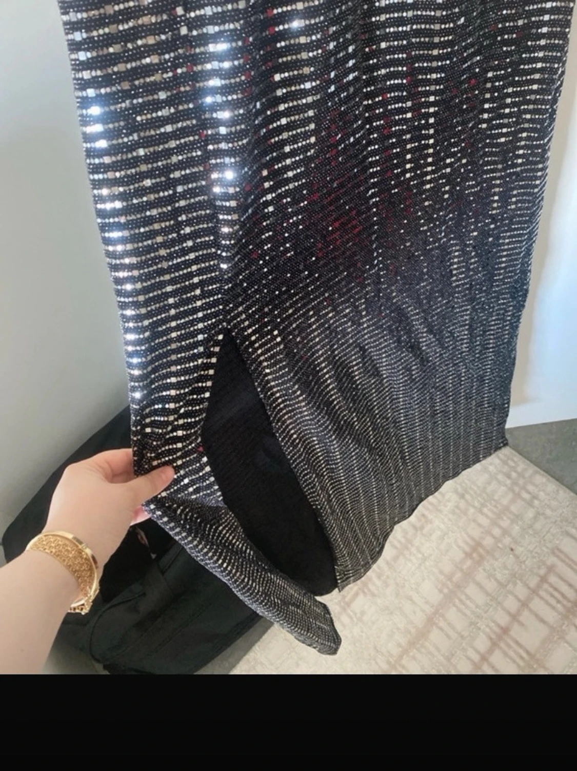 Glittrig långklänning med slits - 1