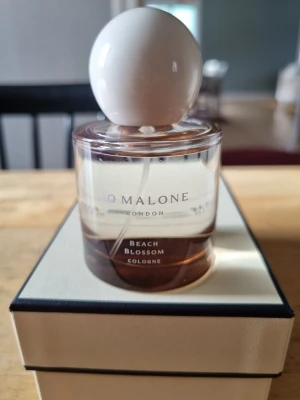 Jo Malone Beach Blossom Cologne 50 ml. - Exklusiv parfym från Jo Malone, Beach Blossom Cologne. Köptes nyligen från Kicks och har pumpats från max 10 gånger. Kvitto kan uppvisas mot begäran. 