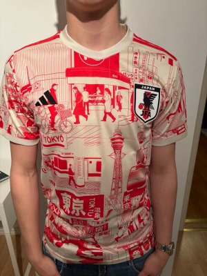 Adidas Japan Tokyo t-shirt röd/vit - Rensar nu mina fotbollströjor i toppskick! Modellen på bilden är 184cm och väger 80kg. Bara att höra av sig vid minsta fundering! 