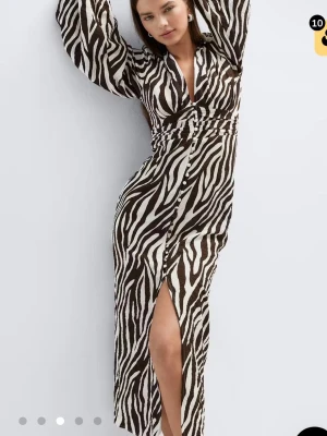 Ballon sleeve dress Gina  - Jag säljer den i storlek XS. Den är helt slutsåld överallt. Säljer eftersom den är för liten. 
