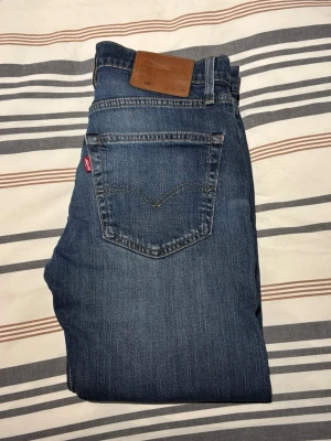 Levi's blå raka jeans - Säljer ett par snygga Levis jeans i storlek w30 & l34. Jeansen är använda endast ett par gånger och är i väldigt fint skick. Priset är ej hugget i sten så här jättegärna va dig vid minsta lilla fundering kring jeansen!