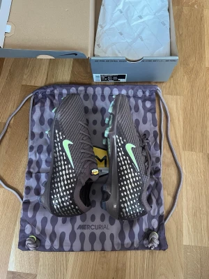 Nike Vapor 16 Elite - Nike Mercurial Vapor 16 Elite FG KM Edition. Ny kollektion, storlek 44. Helt nya, inte ens provade. Kommer i originalkartong med tillhörande skopåse. Nypris 3199:-