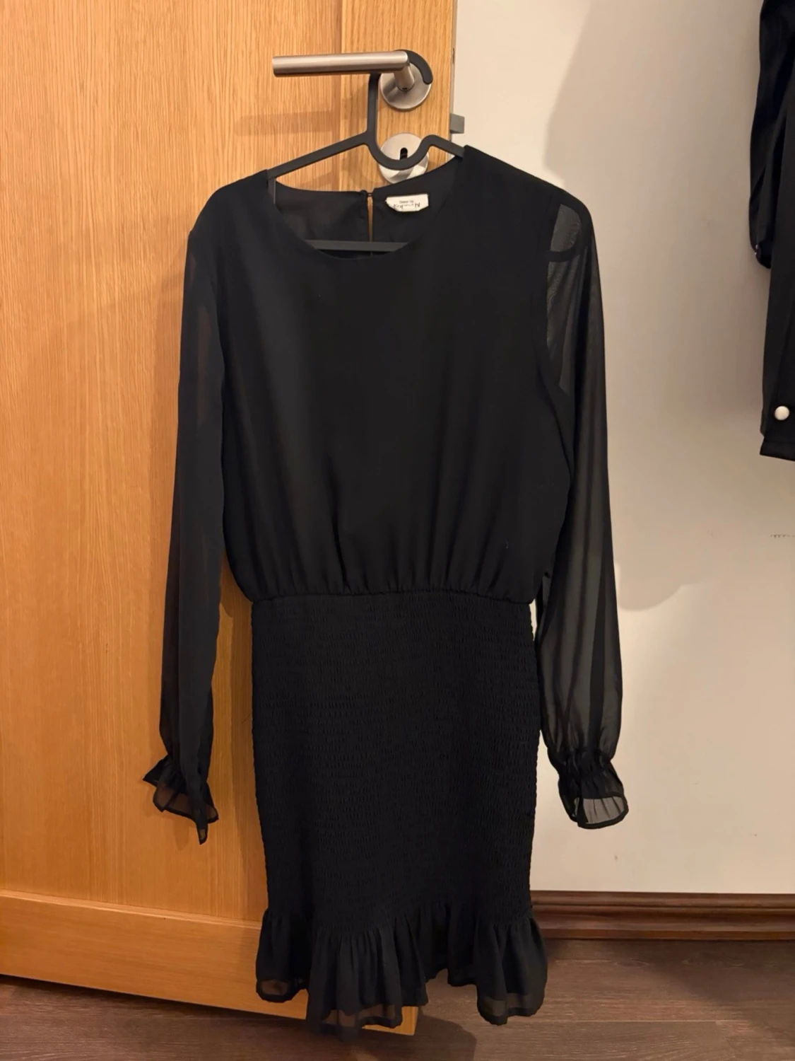 Svart kort klänning med volang