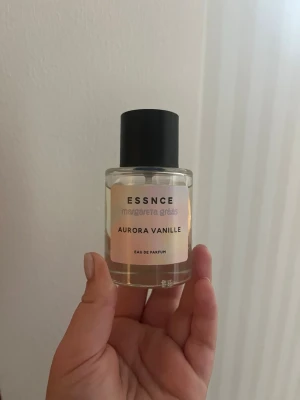 ESSNCE Aurora Vanille parfym - Aurora Vanille från ESSNCE, limeted edition av  Margareta Grääs. Använd lite grann men känner tyvärr att den är lite för tung för mig 
