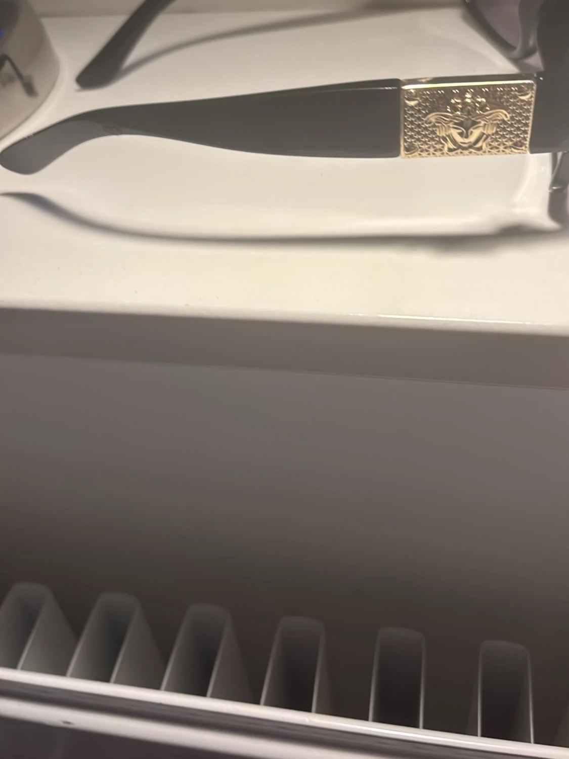 Svarta solglasögon med gulddetalj - 2