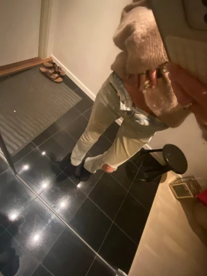 Ljusblå ripped jeans från Gina tricot - Säljer ett par ljusblå, bootcut jeans från Perfect Jeans, Gina tricot, med snygga slitningar och hål på benen som jag själv har gjort! De är ganska högmidjade, jag har vikt ner de när jag har använt de. Jättelite sönder längst ner (syns på sista bilden) men är som sagt jättelite bara och syns nästan inte alls. Annars bra skick! Skiv jättegärna vid fler bilder eller vid frågor! Testa skicka prisförslag om du är intresserad av att köpa.