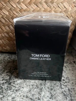 Tom Ford Ombré Leather EdP 50ml - Tom Ford Ombré Leather Eau de Parfum. Flaskan rymmer 50 ml och doften är känd för sina läderaktiga och kryddiga toner. 