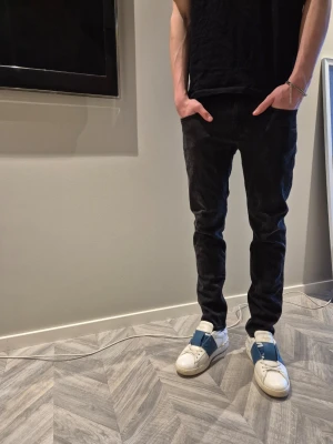 Svarta slim fit jeans från Replay - Säljer ett par svarta slim fit jeans från Replay. Jeansen har klassisk femficksdesign, diskreta sömmar och en snygg tvättad look. Perfekta för dig som gillar en smalare passform och stilren vibe. Strl. 29/32.