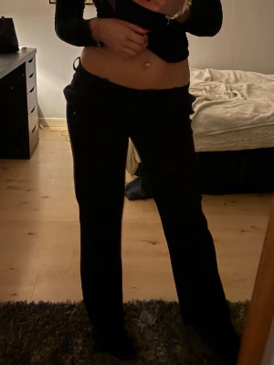 Svarta kostymbyxor med låg midja från VERO MODA - Säljer ett par svarta kostymbyxor med låg midja. Byxorna har en enkel design utan synliga detaljer och sitter tajt över höfterna för en snygg siluett💗