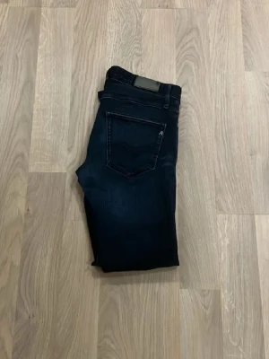 Replay jeans - Snygga replay anbass jeans i mörkblå. Stl 31/29