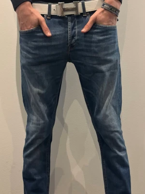 Dondup jeans - Ett par riktigt schyssta dondup jeans i storlek 31. Jeansen är i nytt skick och knappt aldrig använda 