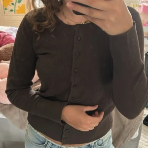 Brun kofta med knappar - Mysig brun kofta med långa ärmar och knappar hela vägen framtill 💕