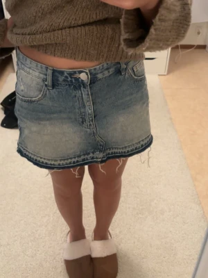 Jeanskjol från Pull&Bear - Jätte fin jeanskjol, köpt förra sommaren så den är i jätte bra skick💕