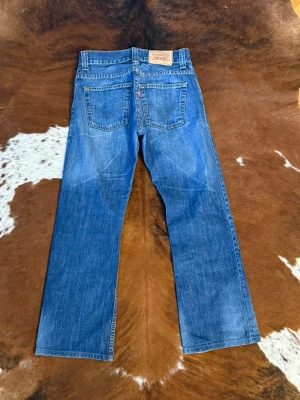 Levis 512 bootcut - Tjena! Säljer dessa vintage Levis 512 bootcut, byxorna är W29/L32 men passar som L30, fint skick med lite små skavanker, inga hål eller lagningar, hör av dig vid funderingar!🙌