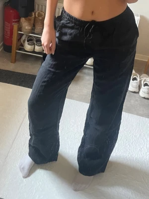 Svarta raka linne byxor   - Säljer ett par svarta linne byxor. 