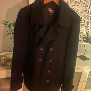 Skepparkavaj storlek M - Snygg svart skepparkavaj från Cedar Wood State i storlek M. Elegant och i toppenskick, skriv vid frågor.