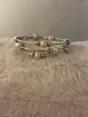 Silvrigt perl armband  - Ett silver/perl armband i bra skick 