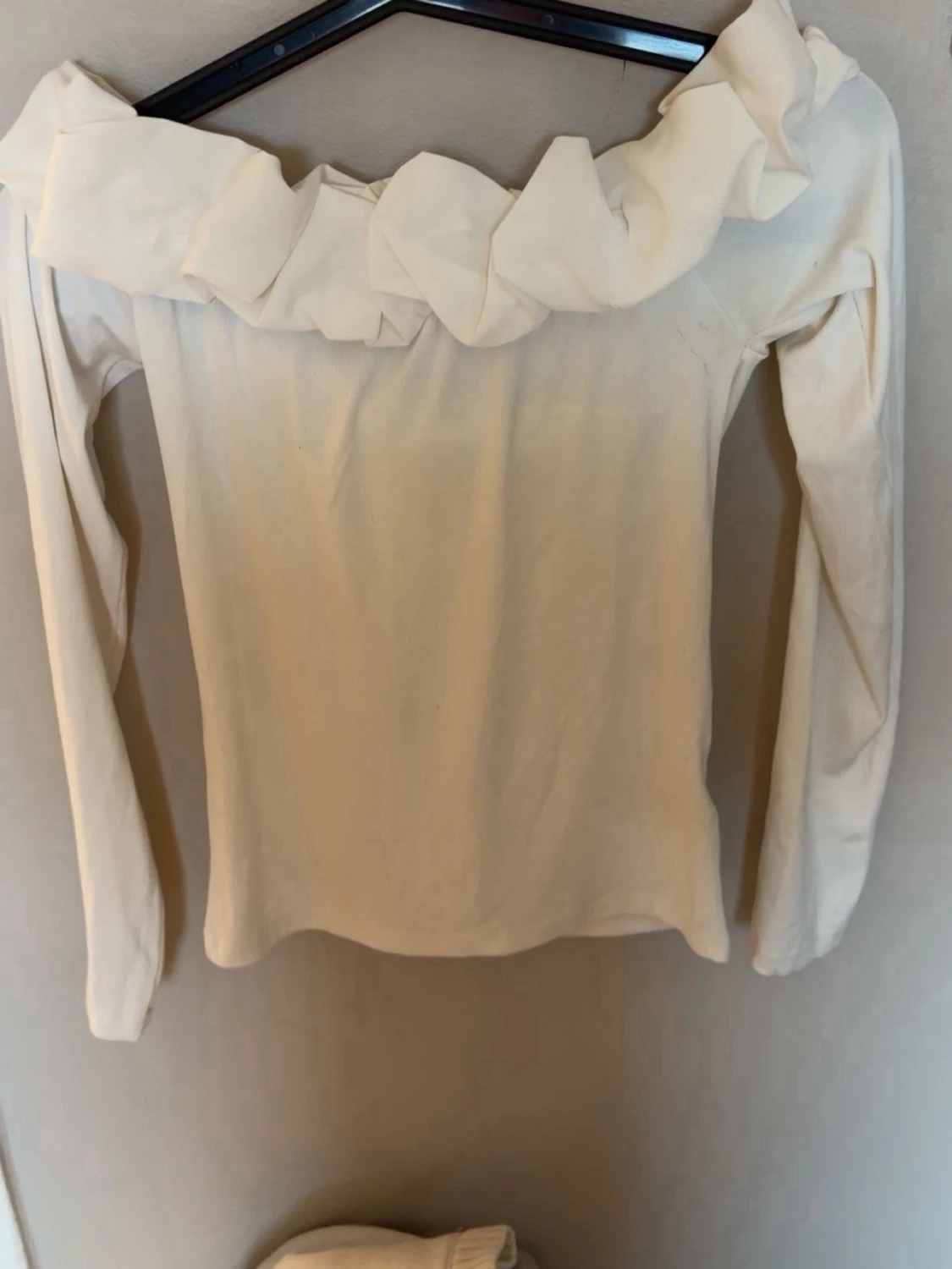 Vit offshoulder topp med volang