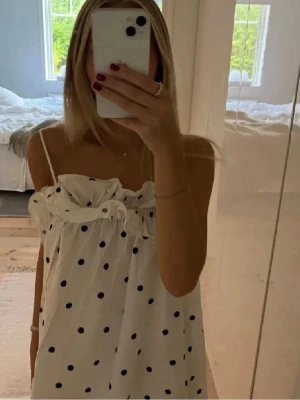 Prickig klänning  - Storlek m från H&M!! 