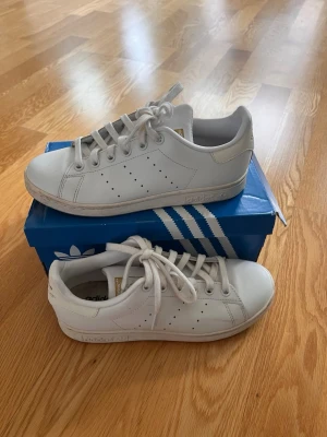 Adidas stan smith  -  Vita Adidas stan smith| använda men bra sick| Storlek 37| bra sick hör av er om ni är intresserade:)!