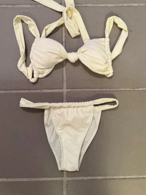 Ljusgul bikini - Oanvänd