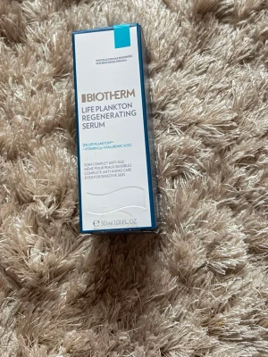 Biotherm Life Plankton Regenerating Serum - Biotherm Life Plankton Regenerating Serum är ett ansiktsserum på 30 ml med anti-age egenskaper.  Innehåller Life Plankton, vitamin C och hyaluronsyra