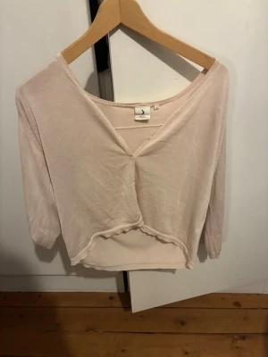 Ljusrosa croppad topp med v-ringning - Söt ljusrosa croppad topp med v-ringning 