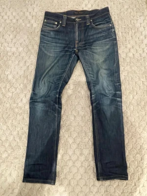 Nudie Jeans thin finn dry raw denim vintage  - Riktigt snygga jeans från nudie, använda men i gått skick. Storlek W29 L32! Mått: Hela längden: 99 cm Innerben: 74 cm Midja: 40 cm Benöppning: 17 cm priset i inte hugget i sten.