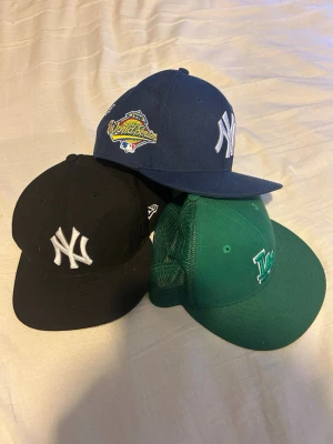 Oanvända New Era kepsar - Säljer alla styck vis dessa, alla 3 är oanvända, ba skriva om ni undrar storlek eller något annat. Säljer alla för 700kr, en för 250.
