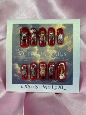 StarPaw (XS);Medium Square;Curved - Unika handgjorda press-on naglar i en djup röd färg med glittereffekt. Motiven är söta katter i olika poser, dekorerade med små hjärtan och stjärnor. Naglarna har en medium, squareform och är perfekta för dig som vill sticka ut.XS: 14 mm, 11 mm, 11,5 mm, 10 mm, 8 mm 