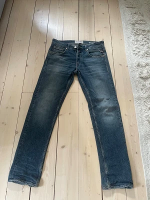 Blåa replay grover jeans straight fit - Säljer mina gamla replay jeans, storlek w28,L30 Dem är slitna vid hälarna 