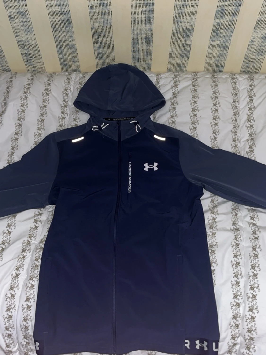 Mörkblå vindjacka från Under Armour