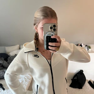 Nike tech zip vit  - Säljer en fräsch vit hoodie från Nike med dragkedja framtill och svart Nike-logga på bröstet. Knappt andvänd skriv om ni har frågor❤️