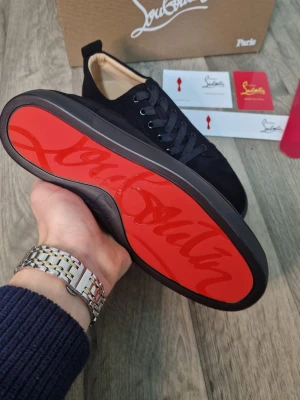 Svarta sneakers från Christian Louboutin - Som nya! Box, kort, dustbag och även skohorn medföljer. Storlek: 41 Populär färg, passa på innan de säljes.  Skriv vid frågor eller funderingar!