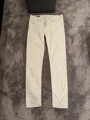 Ljusbeiga jeans från J.Lindeberg - Snygga ljusbeiga jeans från J.Lindeberg (Jay). Storleken är 31/34 och är i grymt skick!