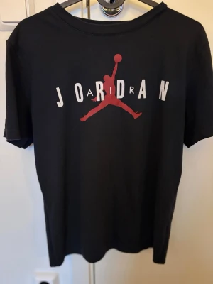 Svart Jordan t-shirt med logga - Svart Jordan tröja storlek 163/175