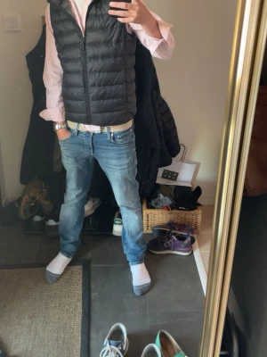 Ljusrosa skjorta från Polo Ralph Lauren - Säljer en klassisk ljusrosa skjorta från Polo Ralph Lauren i 100% bomull. Skjortan har button-down krage, broderad logga på bröstet och vita knappar. Perfekt för en clean och stilren look.