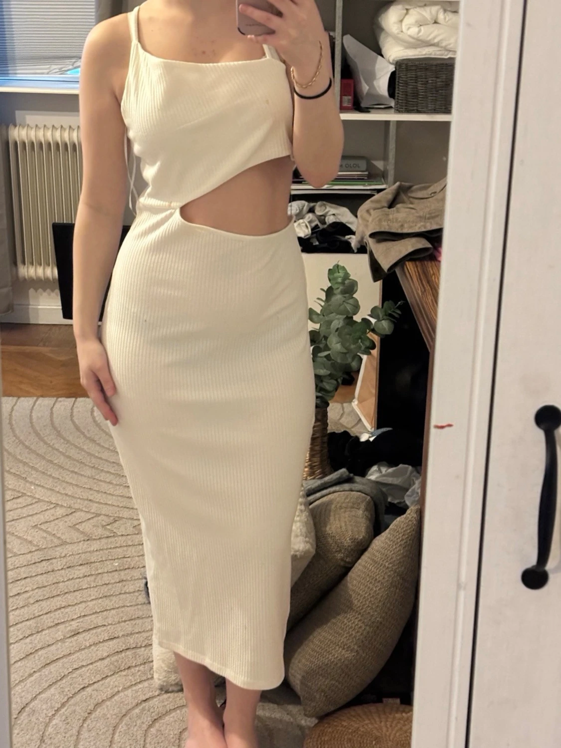 Vit ribbad midiklänning med cut out